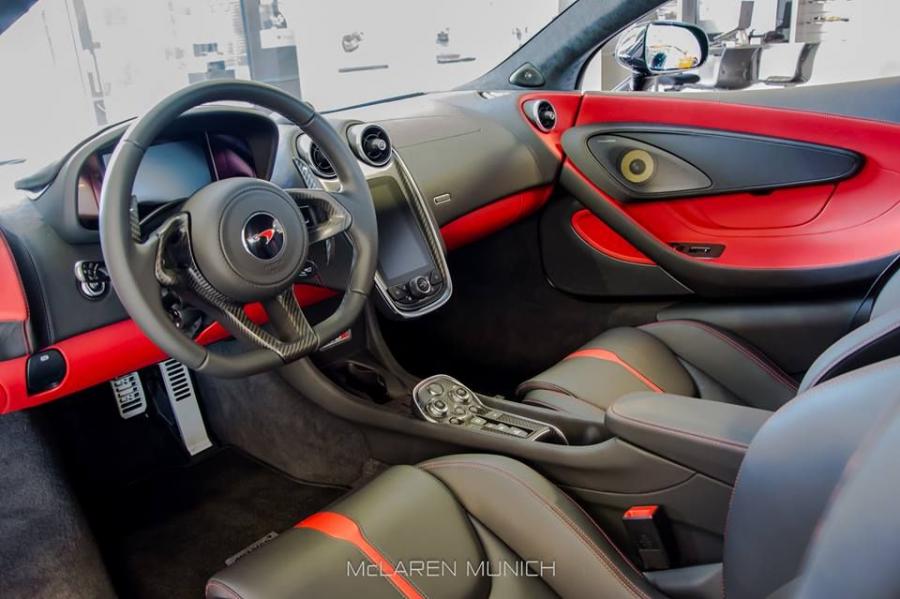 Интерьер McLaren 570S in Onyx Black 2016 года  (фото 7 из 19)